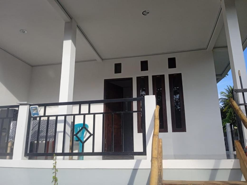 Riung Tiga Empat Tujuh Guesthouse Dış mekan fotoğraf